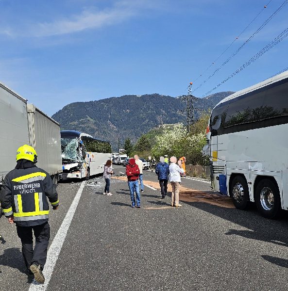 Reisebusunfall am Autobahnknoten Villach (Bild 2)
